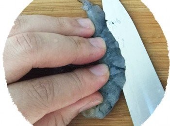 step3: 鮮蝦去腸泥切丁