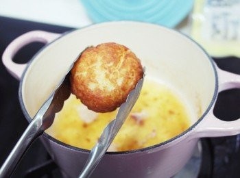 step3: 將圓球輕輕沾上鬆餅粉(分量外)放入加熱的油鍋中，其實油不用太多用半煎半炸的方式就可以，呈現金黃酥脆即完成。