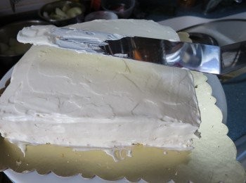 step26: 再將其餘忌廉搽滿整個蛋糕體,抹平,放入雪櫃待用