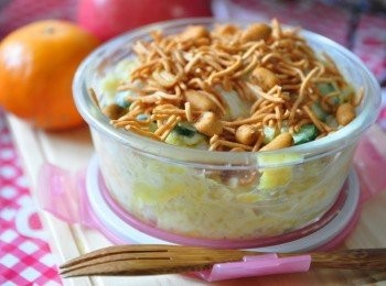 step5: 清爽的沙拉拌上酥脆麻辣的點心麵，口感超過癮的!