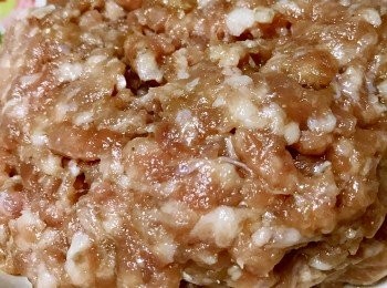 step5: 肉加美極鮮醬油、胡椒粉、麻油略醃！