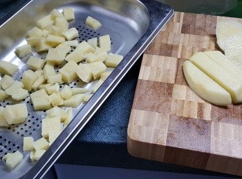 step1: 薯仔247g洗淨去皮,再切粒,用大火蒸10分鐘