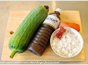 step1: 準備黑木耳養生露、絲瓜、白飯、紅蘿蔔與枸杞等料理<span class="group_1">食材</span>。