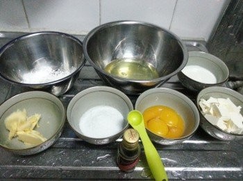 step1: 蛋及忌廉芝士要室溫放軟解凍