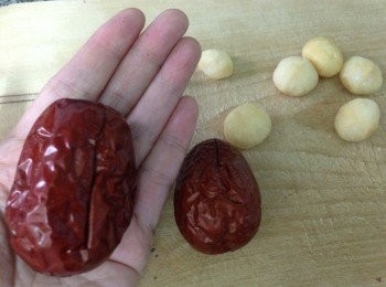 step1: 先準備材料將貢棗用刀小心平一刀至中心（不要切斷另外一邊）