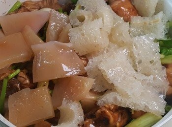 step5: 加入豬皮及魷魚炒勻。