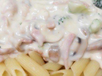 step4: 將做法1的白醬材料倒入瀝乾水分的意大利粉上面