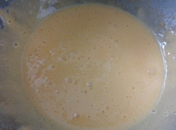 step1: 先用牛油掃上焗杯裏面後加糖,把多出的糖櫈出,雪入雪櫃備用。薑磨蓉榨出薑汁備用。蛋黃加糖發勻直至變淡黃色。