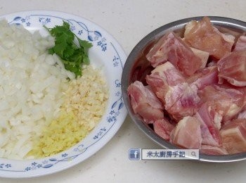 step2: 雞腿洗淨，切塊；洋蔥切丁，蒜頭和薑切成茸。把<span class="group_2">香料</span>混合。