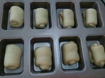 step4: 將發好的麵團均分成八分，擀成長舌狀卷起，進行二次發酵。