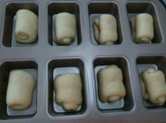 step4: 將發好的麵團均分成八分，擀成長舌狀卷起，進行二次發酵。