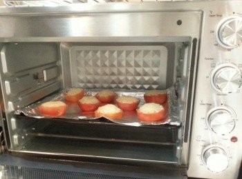 step6: 焗爐上下火用180度預熱10分鍾,焗5-8分鍾(時間方面因每個爐溫有相差,只要焗到面金黃即可)