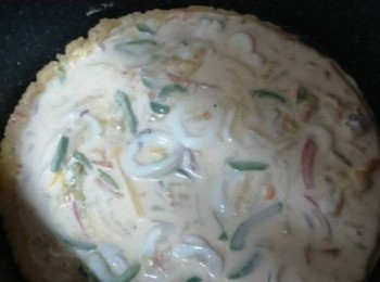 step10: 因煎的方面要好有耐心，煎佐4塊後，我偷懶用剩下的粉漿全部倒入鑊中，中火慢慢煎