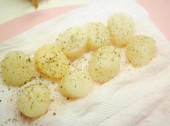 step1: 帶子解凍後索乾水, 用黑椒蒜鹽醃15分鐘