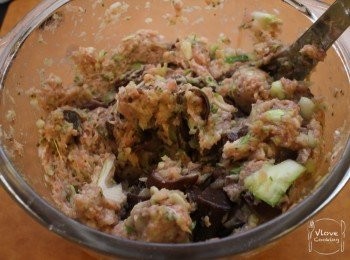 step3: 加入小唐菜及木耳絲拌均, 之後可以開始包雲吞喇~