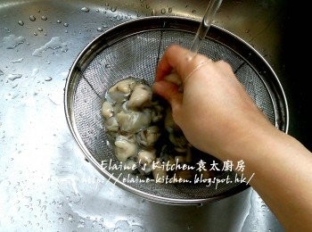 step2: 蠔仔放入隔篩內 , 加入生粉用水沖一沖洗 , 再加入生粉用水沖洗第二次至乾淨