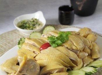 step8: 當雞完全冷卻後，拿出瀝乾水，在雞皮上抹上一層麻油, 斬件上桌即成。