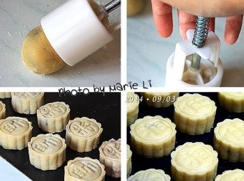 step6: 包好餡料的月餅先灑上一點低粉
用壓模覆蓋住麵糰後
固定住底部穩定以免移位
使點力氣將壓模往下壓
輕輕收回壓模彈簧
壓模抬離桌面後再按壓一次
即可將月餅輕易取出