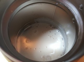 step4: 將粟粉漿倒進燜燒杯中。