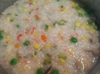 step2: 將所有<span class="group_1">食材</span>下鍋熬煮約40分鐘,蛋除外