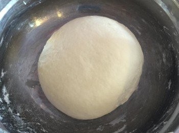 step1: 把所有材料混合後，用手搓成一個光滑及有彈性的麵團。然後不用發酵，桿平至9吋的圓形放在模上。用手把邊整成較厚的邊。用叉拮在批上，防止太過puff up。