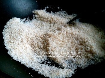 step5: 用慢火慢慢炒至粗鹽發出熱力(大約需時5分鐘)