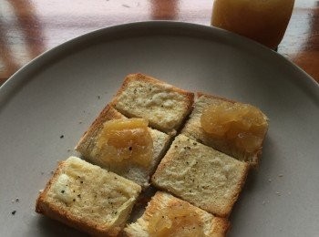 step3: 吐司入烤箱後切成六等份抹上醬料即可擺盤~最後可撒胡椒粒增加香氣