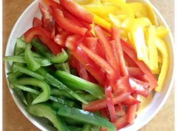 step1: 三色椒洗淨切絲，備用。