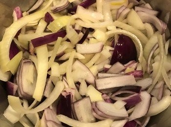 step1: 洋蔥切成幼條, 用大約2湯匙橄欖油爆香