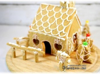 step9: 門把也是用彩珠球，窗台也有用到，這樣比較有立體感，然後還做了一個告示牌標上「VICI」XDDD，我的專屬 VICI小屋！