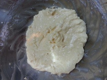 step4: 再將剩餘麵粉及乳酪加入(3),,用刮刀拌勻