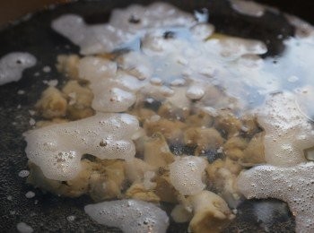 step1: 螺肉洗淨加薑飛水