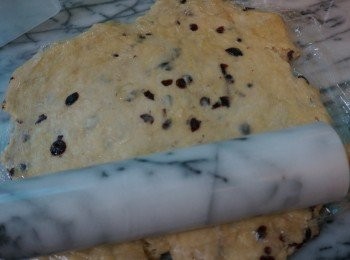 step3: 將成團的麵團放在塑膠袋裝好攤平. 桿成2.5cm~2.8cm厚.鬆弛10~15分鐘後冷藏1.5小時.