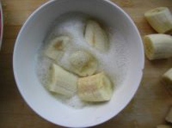 step5: 將香蕉在蛋白液中打個滾，沾滿。