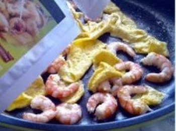 step6: 加入適量雞粉，翻炒均勻即可