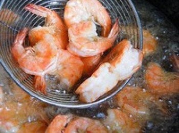 step2: 鍋裡倒油並燒至七成熱，放入蝦子炸至外殼酥脆變紅之後，撈出瀝油待用