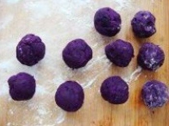 step3: 紫薯泥分成小份，搓成小球