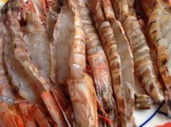 step1: 在蝦背開一刀，去腸，倒少許料酒和生抽醃製半小時。