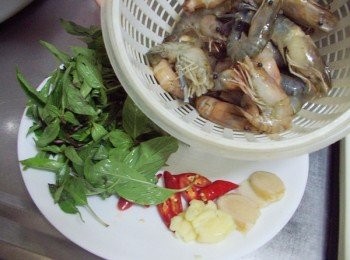 step1: 先準備好所需<span class="group_1">材料</span>ˊ並清洗乾淨處理成適當大小備用ˊ 
(泰國蝦剪去鬚ˊ並開背除腸泥ˊ)一方面較入味也比較乾淨。
 開背除腸泥照片可參考之前PO的醉蝦ˊ有清楚照片