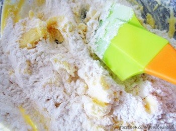 step3: 逐漸加入過篩麵粉，用刮刀以切割的方式將麵粉混合均勻