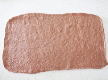 step2: 麵糰壓除大氣泡，桿開，約37X20公分大小。蓋上保鮮膜，醒個15分鐘。