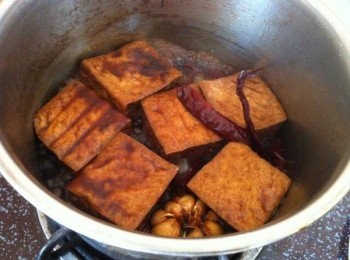 step3: 大火煮滾10分鐘，然後小火鹵至半收汁。
加入適量的黑醬油和鹽巴即可。