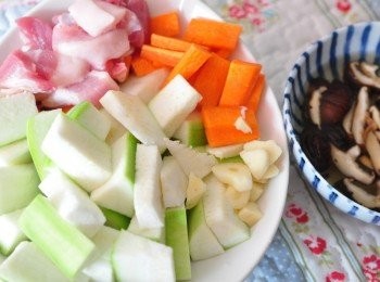 step1: 備料:五花肉片、絲瓜切塊及紅蘿蔔切片狀、切蒜末、乾香菇沖洗泡溫熱水軟化切細絲(香菇水保留)