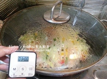 step8: 加入椰菜 , 少許鹽 , 糖 , 半碗水拌勻 , 蓋上蓋用中火煮3分鐘至椰菜軟身