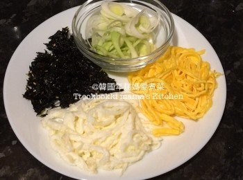 step11: 20g大蒜切粒，準備紫菜，留來做<span class="group_3">裝飾</span>及增添年糕湯味道。