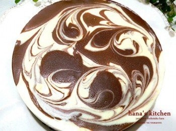 step11: 脫模時用熱毛巾圍在模型外圍數秒,下面用個瓶子（比底模還小的）頂著,即可順利脫模