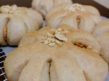 step4: 在中央塗抹少許水，黏上花生並輕壓，放入已預熱焗爐用190度焗20-25分鐘即成。