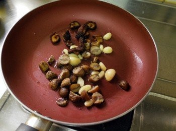 step3: 略炸蒜頭與瀝乾香菇、栗子。