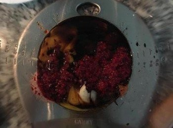 step2: 如有果汁機可以將所有材料放入打勻，如沒有則可將蒜壓泥後與其它調味料混勻備用。