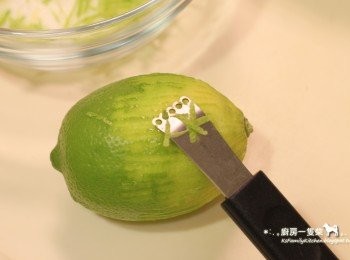 step2: 利用刮刀或刨絲器刮下檸檬表皮綠色部份(避免刮到白色部份，會有苦味)。